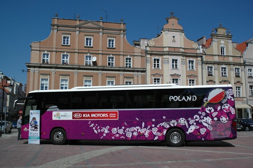 Autobus należy do opolskiej firmy Sindbad, która jest...