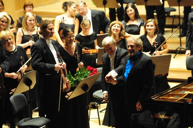 Po rozbudowie filharmonii na inauguracyjnym koncercie wystąpił wybitny pianista  Adam Makowicz. Wtedy wydawało się, że przed FO otwierają się nowe, obiecujące perspektywy.