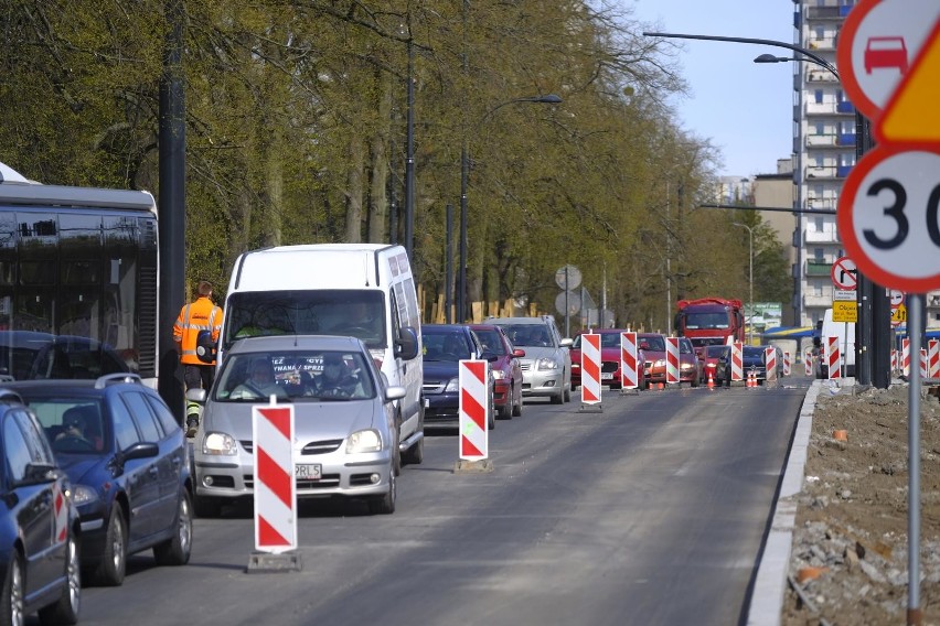 Taksówki, samochody na minuty, a może Bolt? Opcji poruszania...