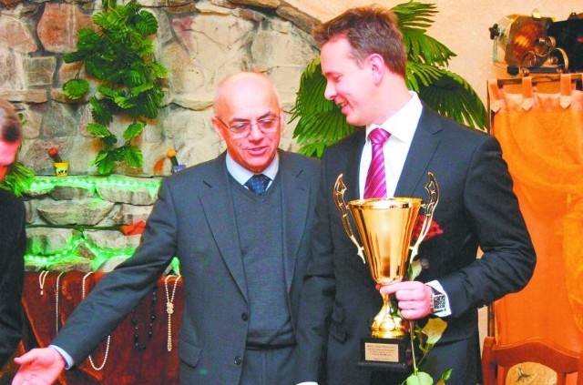Zbigniew Kalinowski (na zdj. z lewej), prezes OSM Piątnica gratuluje Adamowi Pietruszyńskiemu