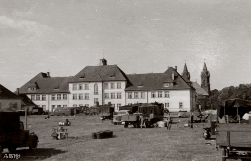 Niemiecki park samochodowy na terenie ostrowskiego liceum