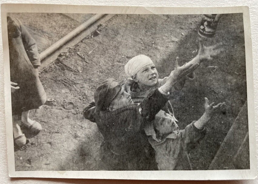 1942, dzieci żebrzące na stacji.