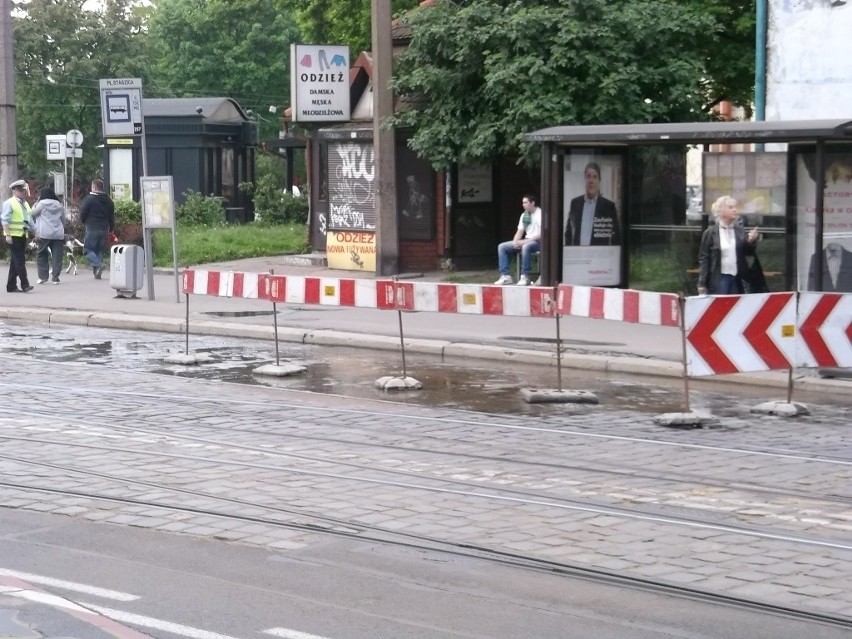 Wrocław: Pękła rura wodociągowa na pl. Staszica. Woda wylała się na ulicę (ZDJĘCIA)