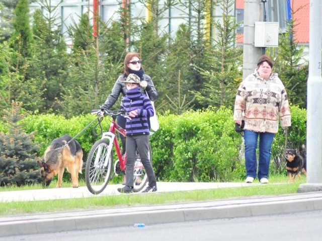 Nowe prawo zmienia także przepisy mówiące o jeździe po chodnikach. Dopuszcza na przykład jazdę rowerzystów obok siebie: rodzica asekurującego dziecko.