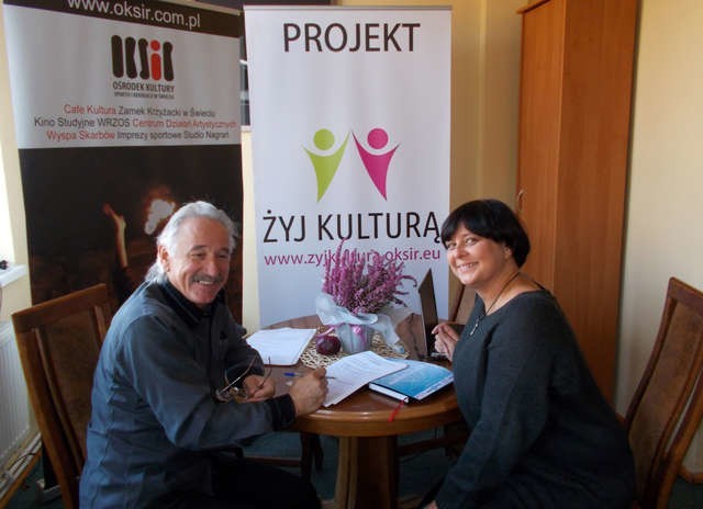 Jerzy Dończyk, autor pomysłu zorganizowania warsztatów modelarskich, konsultuje szczegóły z Moniką Tom, koordynatorką projektu „Żyj kulturą”