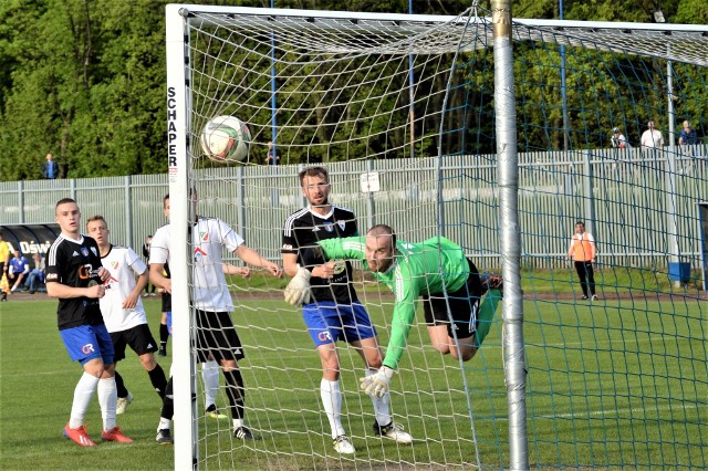 MKP Unia Oświęcim - Słomniczanka 1:2. Bramkarz Unii Daniel Korzec kapituluje po uderzeniu rzutu wolnego Piotra Saroty.