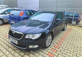 Skoda Superb. Ponad 400 tys. kilometrów przebiegu. Auto sprzedaje prezydent