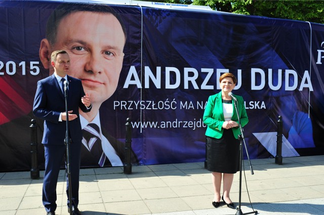 Beata Szydło i Andrzej Duda przed "Szydłobusem", dawniej "Dudabusem".