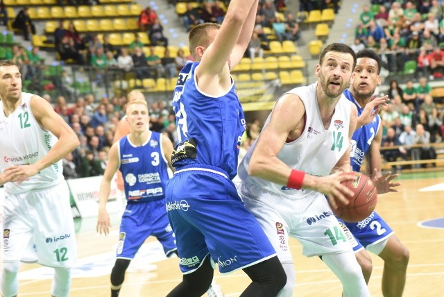 W inauguracyjnym meczu sezonu 2018/2019 koszykarze Stelmetu Enei BC pokonali MKS Dąbrowa Górnicza 87:81.Punkty dla zielonogórzan: Sokołowski 21, Savović 20, Starks 10, Hrycaniuk i Zamojski po 6 oraz: Sakić 7. Matczak 6, DeVoe 3, Koszarek 0; najwięcej dla MKS-u: Łukasiak i Melvin po 19, Davis 14. Zaczęliśmy nowy sezon. Już wspominaliśmy w związku z grą w lidze VTB, która praktycznie walczy w weekendy PLK ustawiła nam mecze w zdecydowanej większości w środku tygodnia,  a kilka zagramy awansem. I właśnie inauguracyjne z MKS-em to spotkanie aż z 30 kolejki zaplanowane na 30 kwietnia. Liga rusza podczas weekendu, tak więc naszej ekipie i dąbrowianom przyszło zainaugurować nowy sezon.Klub kibica powitał rozgrywki sektorówką z napisem ,,W tym sezonie tylko krew, pot i żadnych łez”. Jak do tego hasła dostosowali się nasi koszykarze? W pierwszej kwarcie zupełnie nie i kibice byli bliscy tych łez patrząc na to co wyrabiali gospodarze. Rywale bezkarnie dziurawili nasz kosz. Byliśmy bezradni w obronie, słabiutcy w ataku. Jedynym, który odgryzał się rywalom był Michał Sokołowski. Powiedzmy sobie szczerze, że utrata w pierwszej kwarcie 32 punktów z ligowym średniakiem, MKS-em była wręcz kompromitująca. Nie takiego otwarcia oczekiwaliśmy!W drugiej kwarcie było lepiej, ale tylko trochę. Rywale ciągle kontrolowali to spotkanie. Poprawiliśmy nieco obronę, zaczęliśmy być bardziej zdecydowani w ataku i w 17 min, po trójce Filipa Matczaka przegrywaliśmy tylko 35:39. Nie potrafiliśmy jednak pójść za ciosem. Kilka niefrasobliwych zagrań przed przerwą i MKS znów odskoczył na odległość dziesięciu punktów. Pierwsza połowa to wielkie rozczarowania tak wynikiem jak i grą naszych.W trzeciej kwarcie, jeśli się poprawiało, to tylko momentami. Nikt nie potrafił zatrzymać Szymona Łukasiaka, który w poprzednich klubie Slam Stali Ostrów Wlkp. był zaledwie zmiennikiem. W Zielonej Górze robił co chciał pod koszami. Nasza fatalna dyspozycja była czymś niezrozumiałym. Przed czwartą kwartą MKS wygrywał różnicą dziewięciu punktów.Wszyscy mimo wszystko liczyli, że ostatnie 10 minut wynagrodzi im beznadzieję pierwszych 30. Tak było. Wreszcie agresywniej broniliśmy i zaczęliśmy trafiać. W 33 min po rzucie Borisa Savovicia przegrywaliśmy ale już tylko 74:76. W 36 min po osobistych Savovicia po raz pierwszy w tym meczu prowadziliśmy 78:76. Od tego momentu przeważaliśmy i na szczęście wygraliśmy ten mecz. W sumie cieszyć się możemy tylko ze zwycięstwa, bo ze stylu w jakim je odnieśliśmy już absolutnie nie.Zobacz również: Koszykarze Stelmetu Enei BC Zielona Góra przed sezonem 2018/19POLECAMY RÓWNIEŻ PAŃSTWA UWADZE:Koniec sezonu dla Patryka Dudka! Falubaz znów osłabiony 