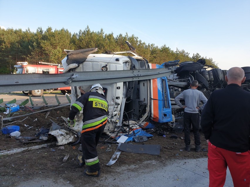 Wypadek samochodu ciężarowego na S8 w powiecie tomaszowskim. Na drogę wysypało się szkło [ZDJĘCIA]