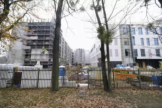 Uniwersytecki Szpital Kliniczny - tak będzie nazywać się supernowoczesny szpital, budowany na poznańskim Grunwaldzie. W jego skład wejdą dwa połączone ze sobą szpitale. Koszt jego budowy wyniesie blisko 600 mln złotych. Zakończenie prac planowane jest na 2026 rok.Czytaj dalej i zobacz postęp prac --->Czytaj też: Tajemnice poznańskiej synagogi. Hitlerowcy zrobili z niej pływalnię, teraz popada w ruinę. Zobacz, jak wygląda w środku