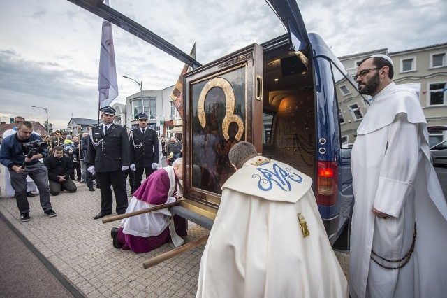 W środowe popołudnie, 28 września kopia Obrazu Matki Boskiej Częstochowskiej dotarła do Tarnowa Podgórnego. Na uroczystość przybył tłum wiernych, aby wspólnie pomodlić się przed ikoną. Procesja, po przywitaniu obrazu przeszła do kościoła pw. Wszystkich Świętych w Tarnowie Podgórnym.Następne zdjęcie --->