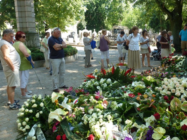 Poznaniacy przychodzą na grób Jana Kulczyka