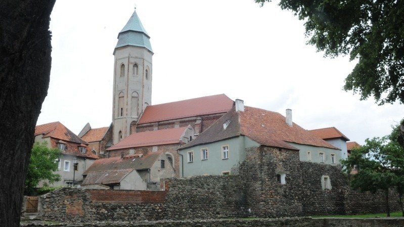 Wieża kożuchowskiego kościoła maryjnego góruje nad całym...