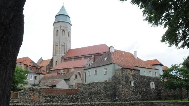 Wieża kożuchowskiego kościoła maryjnego góruje nad całym miastem