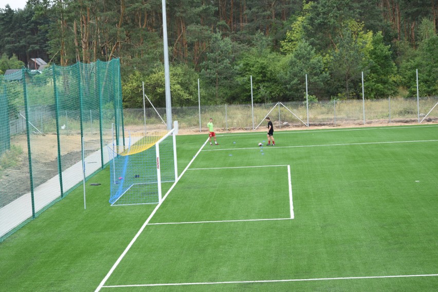 Stadion w Białobrzegach gotowy. Otwarcie w niedzielę. Będzie można obejrzeć aż trzy mecze, organizatorzy rozpalą też grile