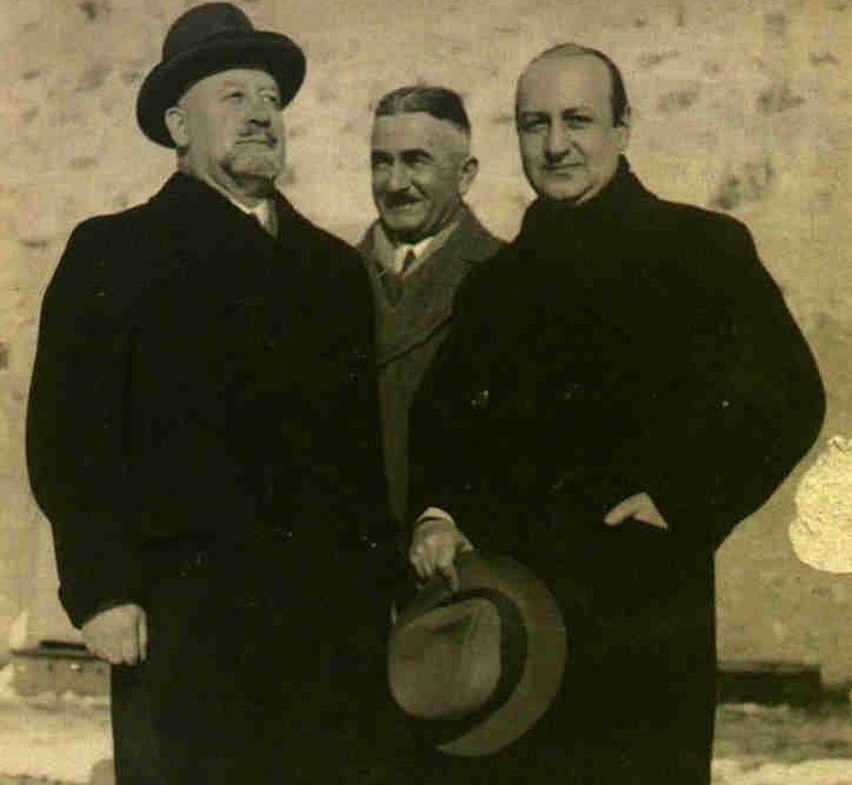 Rudolf von Sebottendorf (pierwszy z lewej) z przyjaciółmi w...