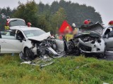 Czołowe zderzenie dwóch aut osobowych niedaleko Leszna. Trzy osoby trafiły do szpitala. Zobacz zdjęcia i wideo!