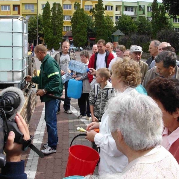 Goldapianie na wode z beczkowozu czekali na Placu Wolności