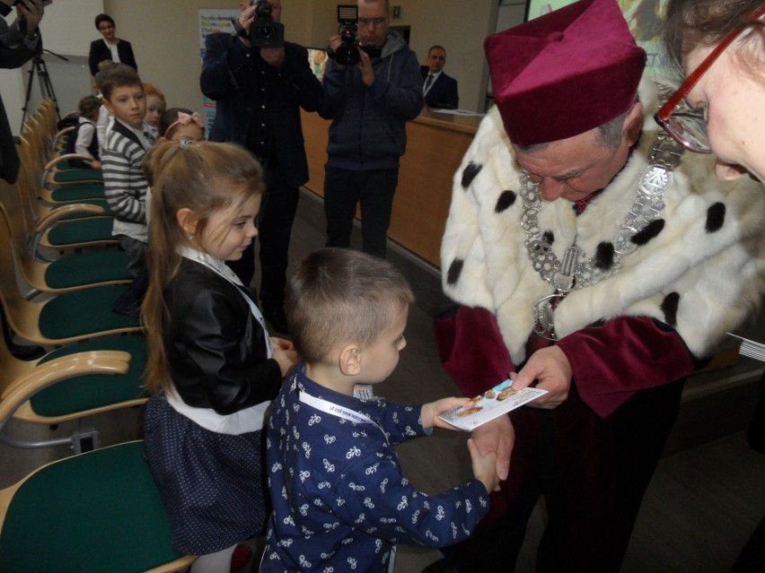 Studentów, w wieku od 6 do 16 lat, jest około 200