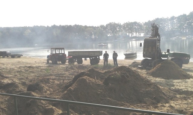 Sprzątanie brzegu Jeziora Turawskiego.