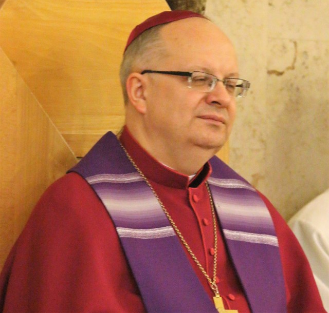 Biskup opolski Andrzej Czaja zaprosił do katedry pary żyjące w związkach niesakramentalnych.