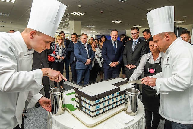 Po przemówieniach i przecięciu wstęgi, goście zostali poczęstowani tortem w kształcie biurowca Idea.