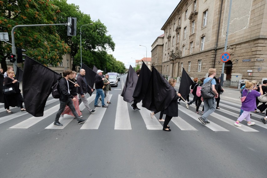 Kilkadziesiąt osób przemaszerowało ulicami Poznania, by...