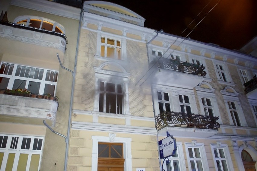 Pożar w kamienicy przy ul. Armii Krajowej w Słupsku. Cztery osoby ewakuowano