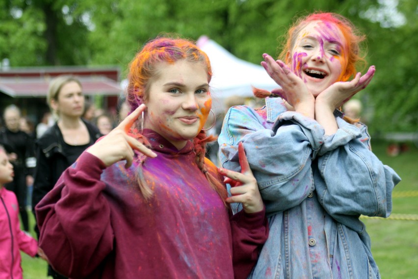 Słoneczny Wrotków opanowały tłumy sympatyków Holi Festival. Szukajcie się na zdjęciach!