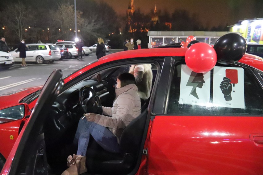 Łódź. Strajk kobiet. Samochodowy protest na ulicach. Zobacz zdjęcia
