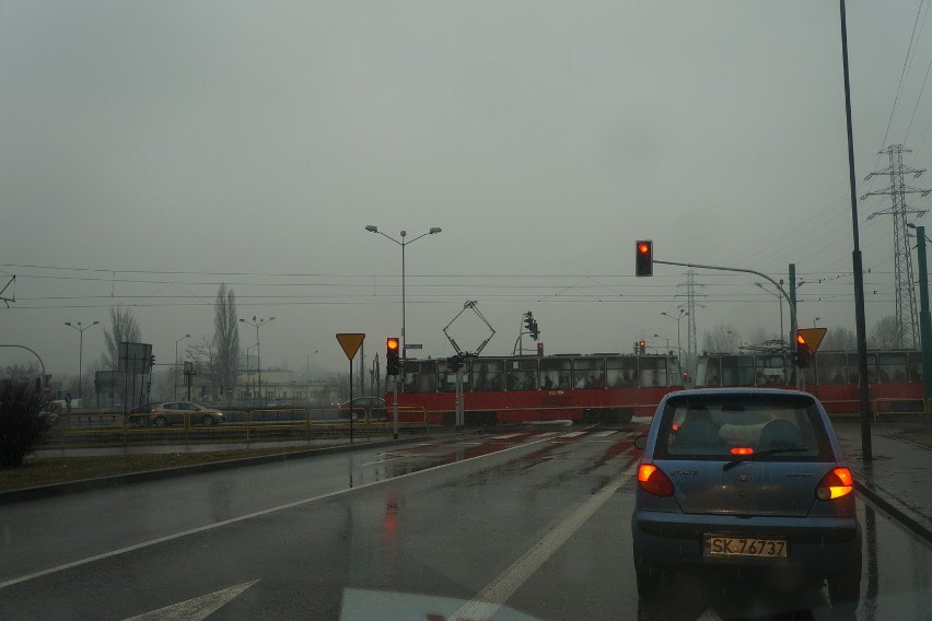 Po średnicówce 70 km/h. Śnieg z deszczem spowalnia kierowców