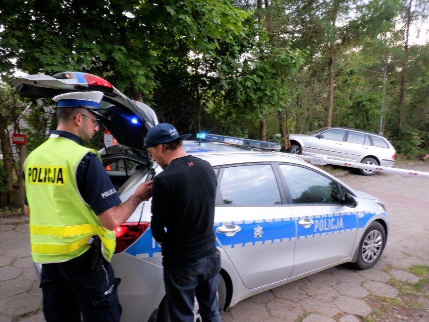 Samochód na drzewie, kierowca nietrzeźwy. W ten weekend na...