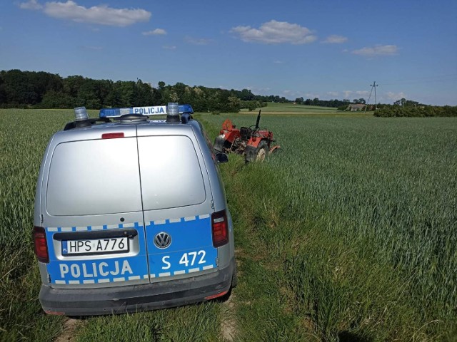 Policjanci przekazują, że ścigany traktorzysta nim się zatrzymał, przejechał jeszcze kilkaset metrów polną drogą