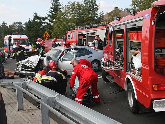 Czolowe zderzenie na moście w Jamnicy. Piec osób rannych.