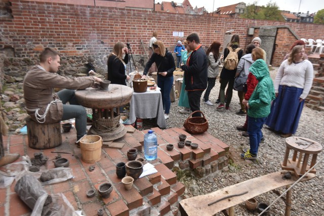 Czas wolny w  średniowiecznym mieścieW ramach Festiwalu Nauki i Sztuki w ruinach zamku krzyżackiego zainscenizowano średniowieczne obozowisko. Gości mogli zapoznać się z sposobami na czas wolny naszych przodków.