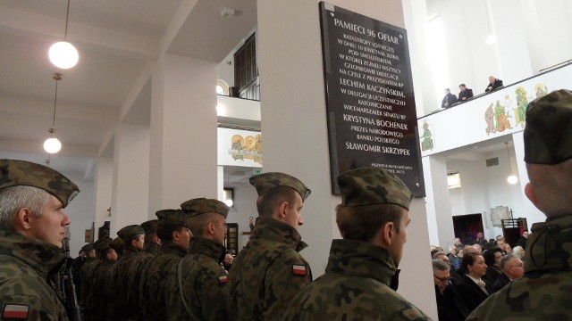 Tablica poświęcona ofiarom katastrofy smoleńskiej w kościele garnizonowym w Katowicach