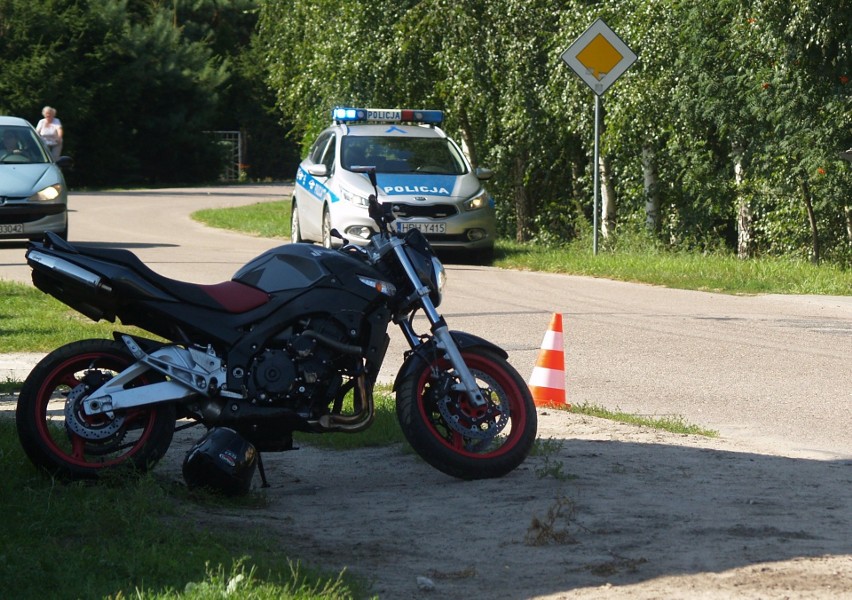 Wypadek w Kadzidle. Motocyklista - 24-letni mieszkaniec powiatu ostrołęckiego - wjechał w ogrodzenie posesji