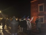 Protest przeciwko ustawie "lex TVN" w Sandomierzu. Przed Ratuszem zebrało się ponad sto osób. Zobacz zdjęcia