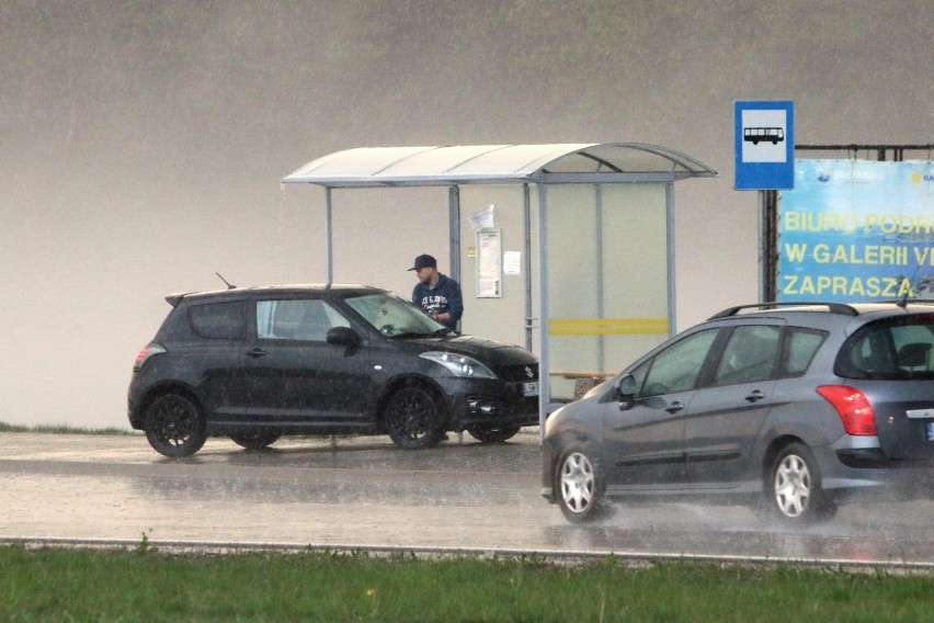 Burze z gradem przechodzą nad Polską IMGW ostrzega przed...