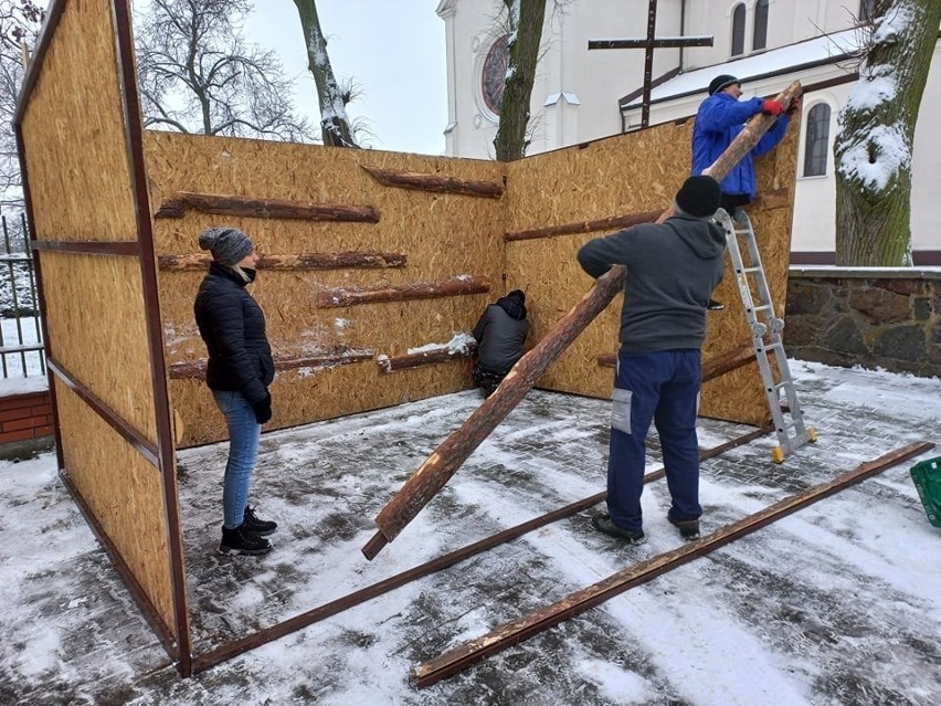 Szopka w Goworowie ustawiona z pomocą strażaków z OSP Lipianka 6.12.2021. Zdjęcia