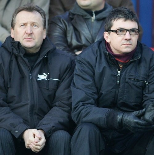 Artur Kałużny (z prawej) bardzo przeżywa każdy mecz portowców. Obok prezes Zachodniopomorskiego Związku Piłki Nożnej, Jan Bednarek.