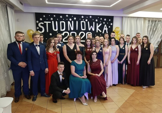 Swoją studniówkę w sobotę, 18 stycznia, o godzinie 19 rozpoczęli uczniowie Zespołu Szkół Zawodowych w Skalbmierzu. Bal maturalny odbył się w skalbmierskiej restauracji Patrycja. Zobaczcie zdjęcia z imprezy. >>> ZOBACZ WIĘCEJ NA KOLEJNYCH ZDJĘCIACH 