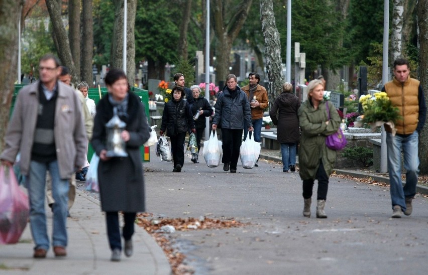 1 listopada w Gdyni. Mieszkańcy odwiedzają groby bliskich na cmentarzu na Witominie [ZDJĘCIA]