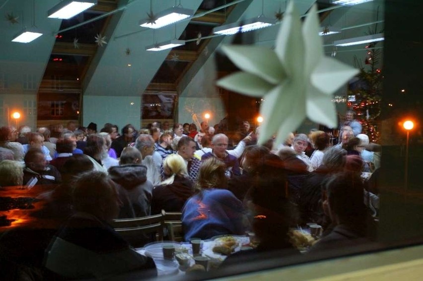 Kilkaset osób na kolacji wigilijnej w Fundacji Barka