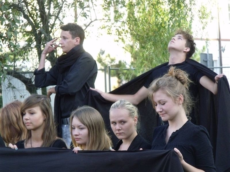 Leszek Zduń (u góry z lewej) ćwiczył z młodzieżą recytację i...