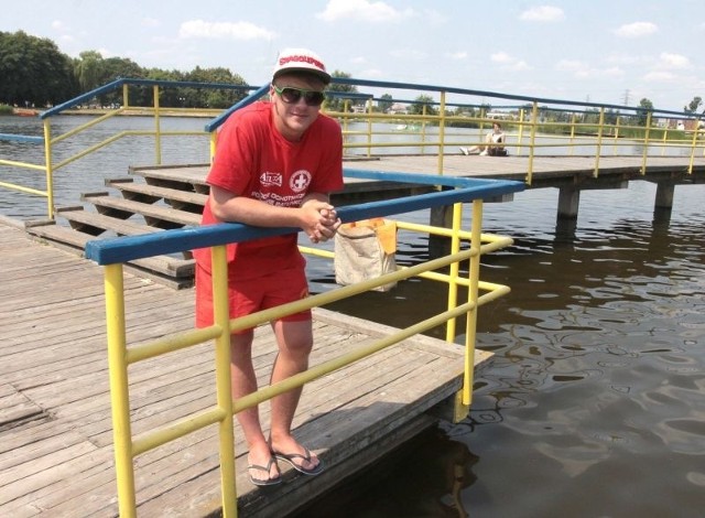 - Mówimy, że jest zakaz kąpieli, ale nie każdy się do niego stosuje &#8211; mówi Kacper Kowalski, jeden z ratowników.