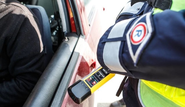 W niedzielę policjanci otrzymali zgłoszenie o zdarzeniu drogowym w wyniku, którego kierujący Volkswagenem w miejscowości Drozdowo (gmina Darłowo) wjechał do rowu.