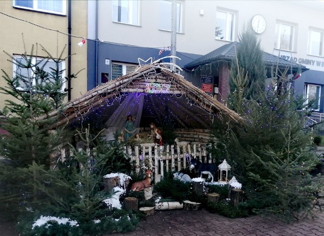 Iwaniska są już przygotowane na Święta Bożego Narodzenia. Na Rynku przygotowano piękną szopkę, która zdobi to miejsce i przypomina o nadchodzących dniach. Szczególnie ładnie szopka wygląda wieczorem, kiedy jest oświetlona kolorowymi lampkami.Nadchodzące święta będą inne niż dotychczas, dla wielu z nas spędzane bez obecności bliskich. Piękne dekoracje mają więc pomóc w "odnalezieniu" ducha Bożego Narodzenia, będą też z pewnością miejscem rodzinnych spacerów.Zobaczcie piękną szopkę bożonarodzeniową w Iwaniskach>>>