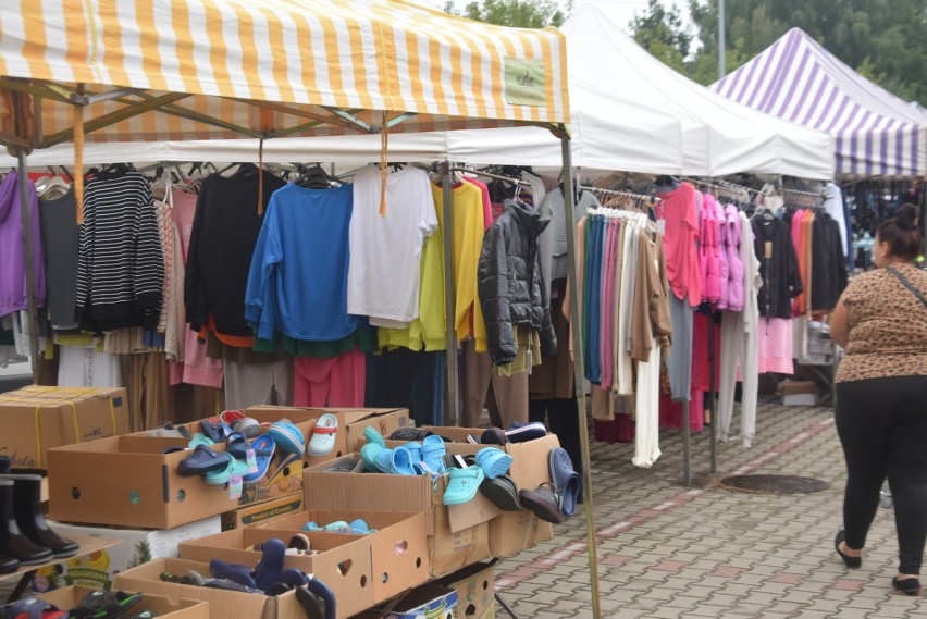 Kwitnie handel na targowisku w Przysusze. We wtorek była odzież letnia, jesienna, a także buty. Zobaczcie zdjęcia